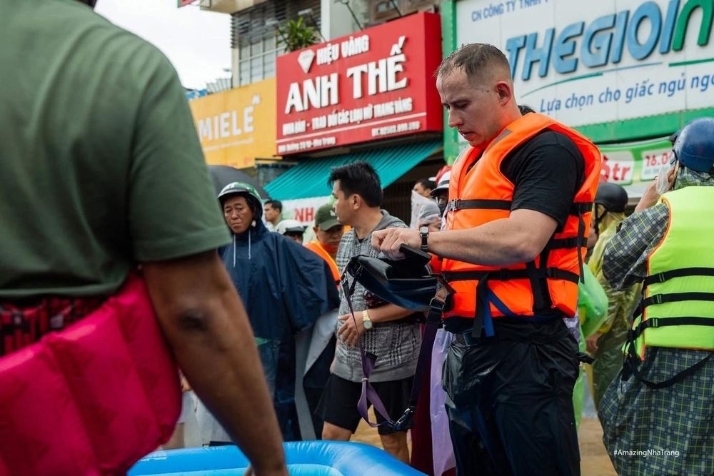 foreign visitors join beach clean-ups, assist in rescue efforts in nha trang picture 12