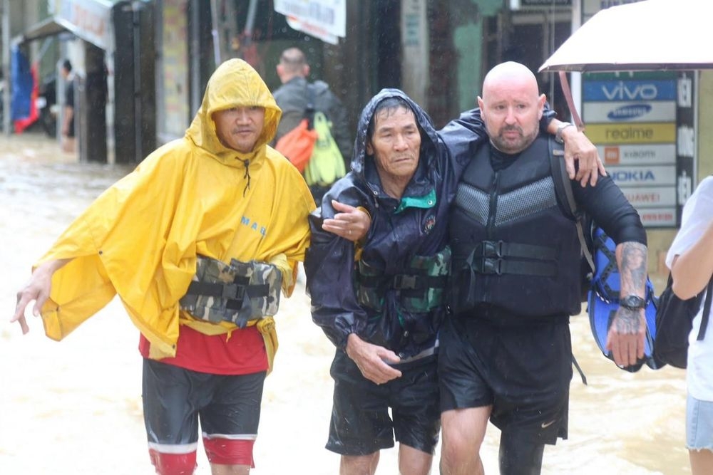 foreign visitors join beach clean-ups, assist in rescue efforts in nha trang picture 13