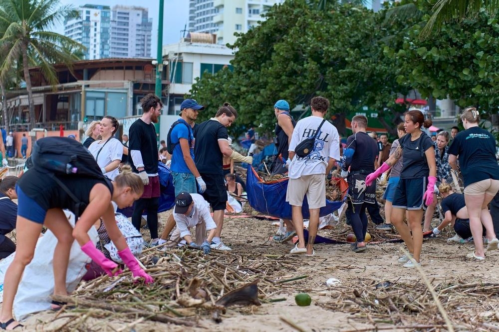 foreign visitors join beach clean-ups, assist in rescue efforts in nha trang picture 2