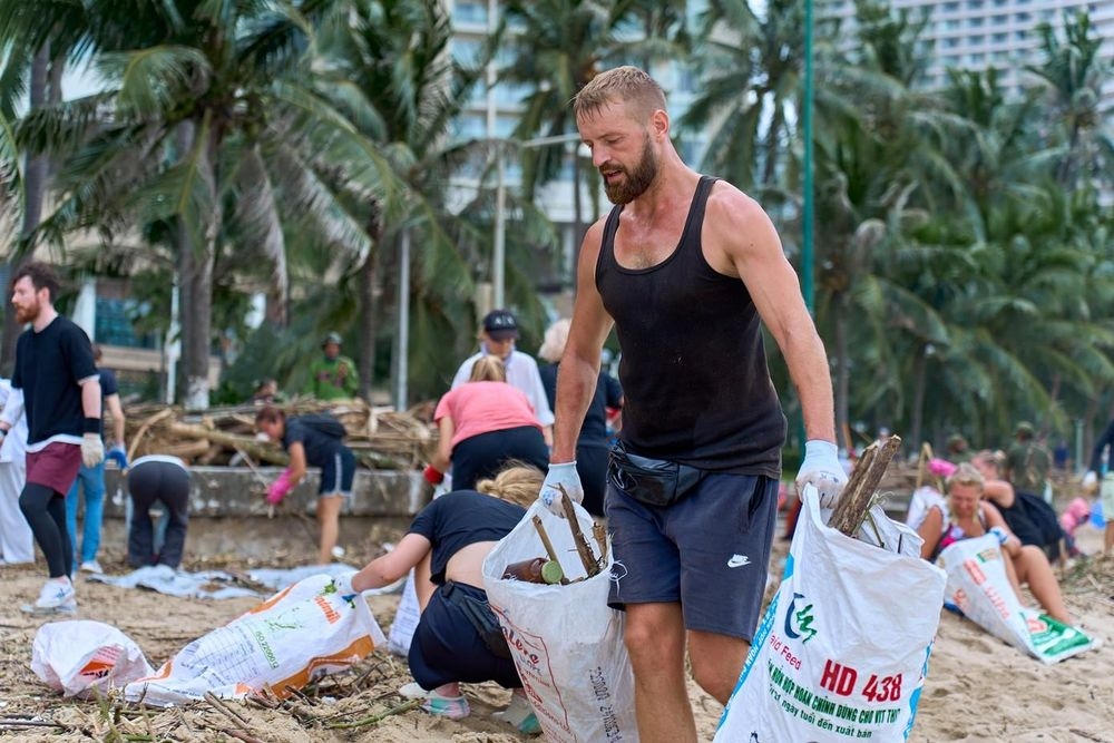 foreign visitors join beach clean-ups, assist in rescue efforts in nha trang picture 3
