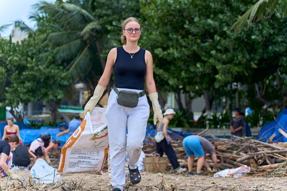 foreign visitors join beach clean-ups, assist in rescue efforts in nha trang picture 4