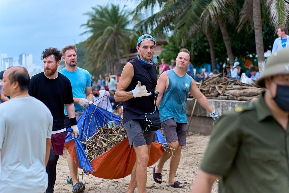 foreign visitors join beach clean-ups, assist in rescue efforts in nha trang picture 5