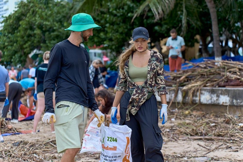 foreign visitors join beach clean-ups, assist in rescue efforts in nha trang picture 6