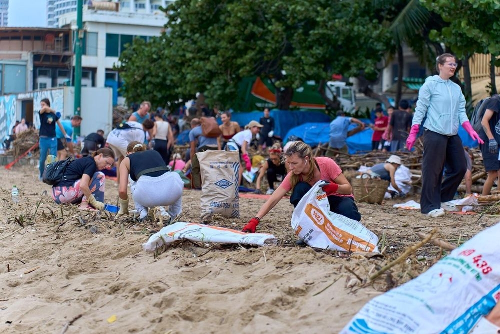 foreign visitors join beach clean-ups, assist in rescue efforts in nha trang picture 7