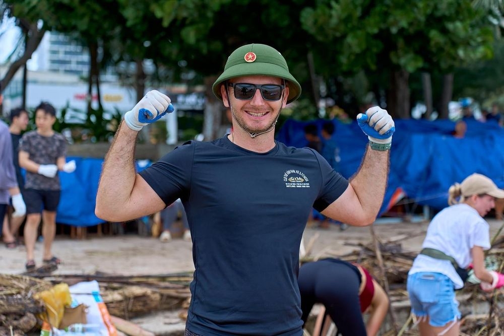 foreign visitors join beach clean-ups, assist in rescue efforts in nha trang picture 8