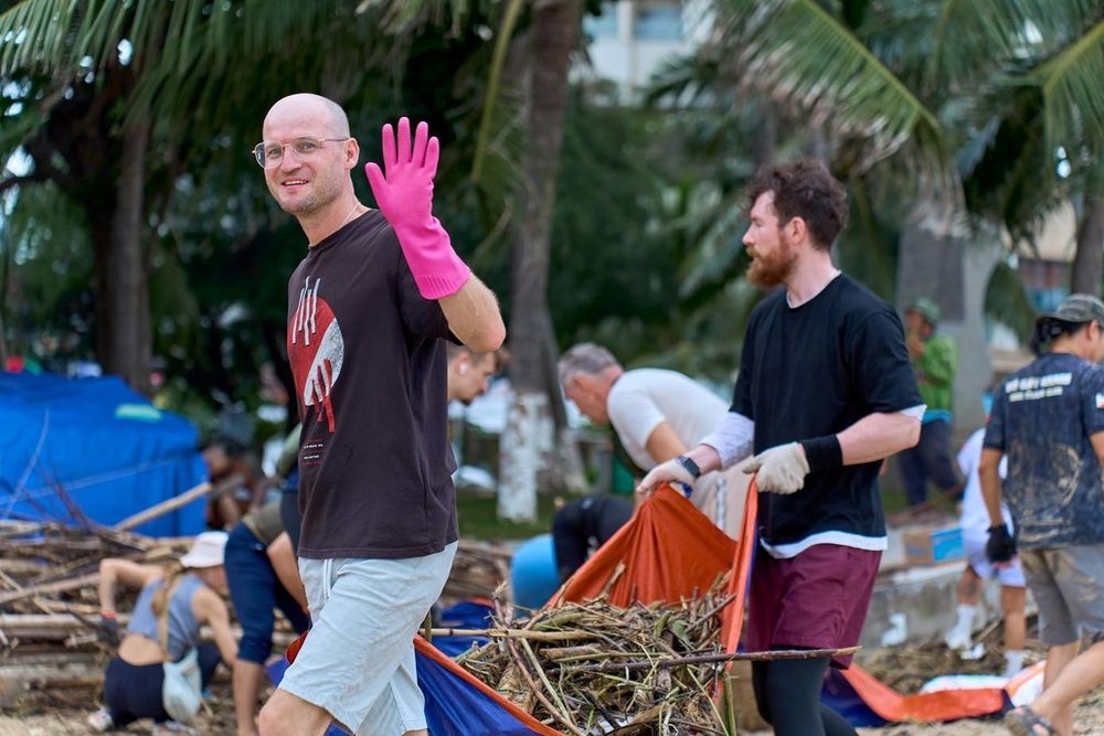 foreign visitors join beach clean-ups, assist in rescue efforts in nha trang picture 9