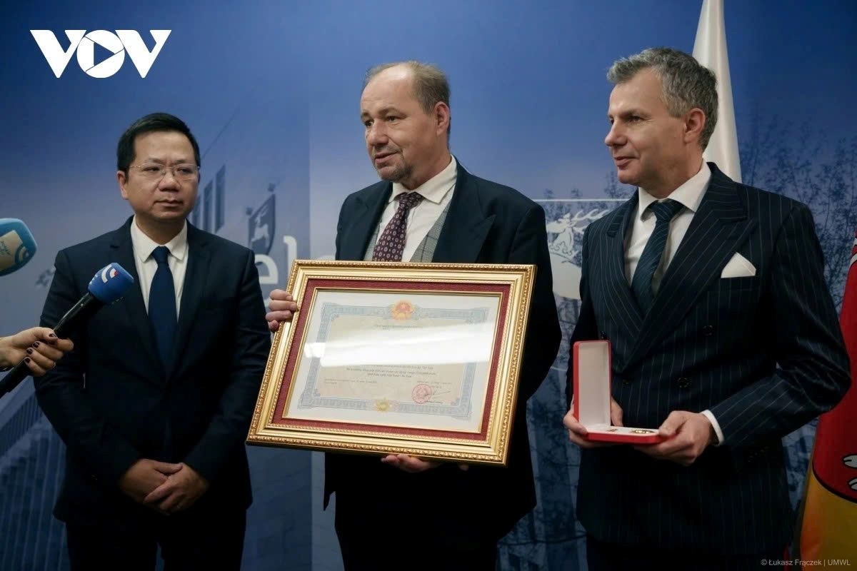 vietnam s friendship order posthumously awarded to polish architect picture 1
