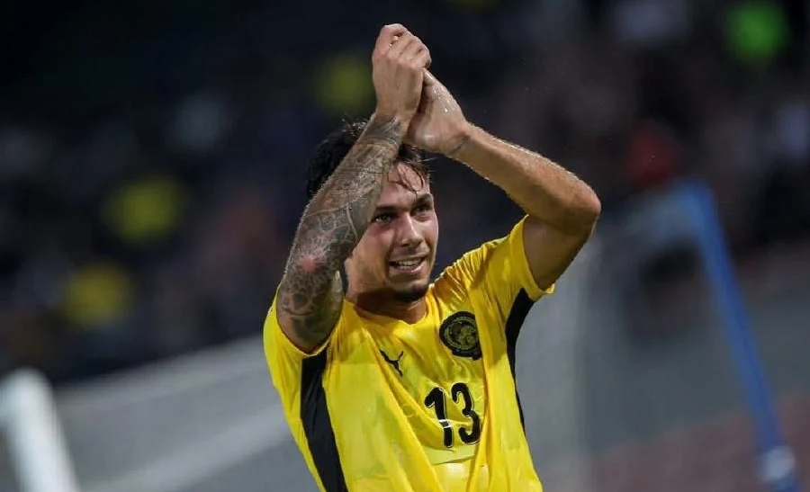 Cầu thủ nhập tịch Malaysia bị 2 CLB cắt hợp đồng cùng lúc, rơi vào cảnh thất nghiệp 1 Cầu thủ nhập tịch Malaysia nhận thêm cái kết đắng sau án phạt của FIFA