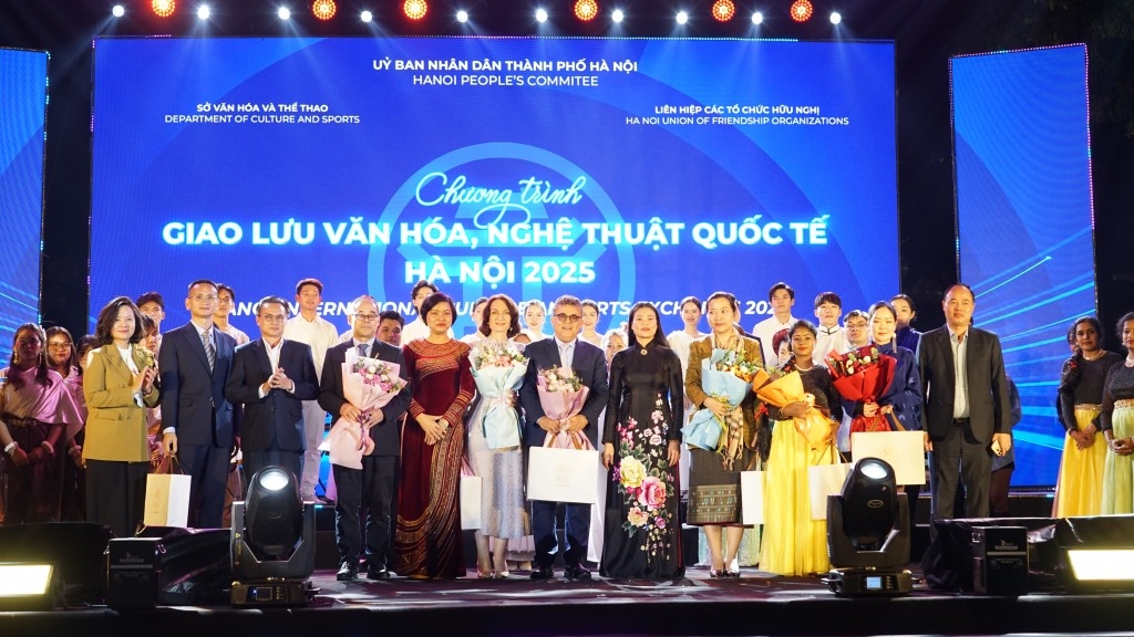 soi dong chuong trinh giao luu van hoa nghe thuat quoc te ha noi 2025 hinh anh 5