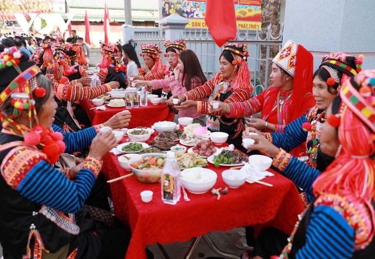 ho su cha spring festival of the ha nhi reinforces community bonding picture 3