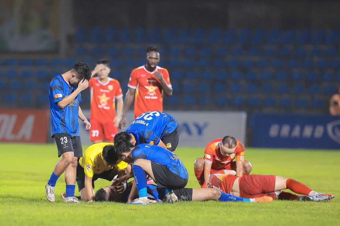 trong tai v-league so cuu giup sao tre hagl khong can luoi hinh anh 1