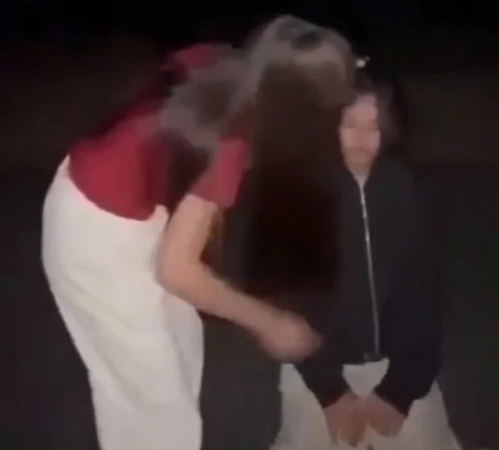 Xác minh vụ cô gái bị bắt quỳ, túm tóc hành hung trong đêm ở Quảng Trị