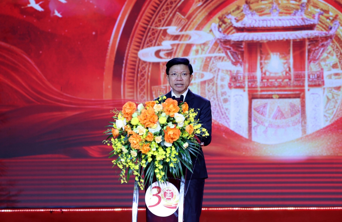 truong Dhkhxh nv ha noi don nhan huan chuong lao dong hang nhat hinh anh 3