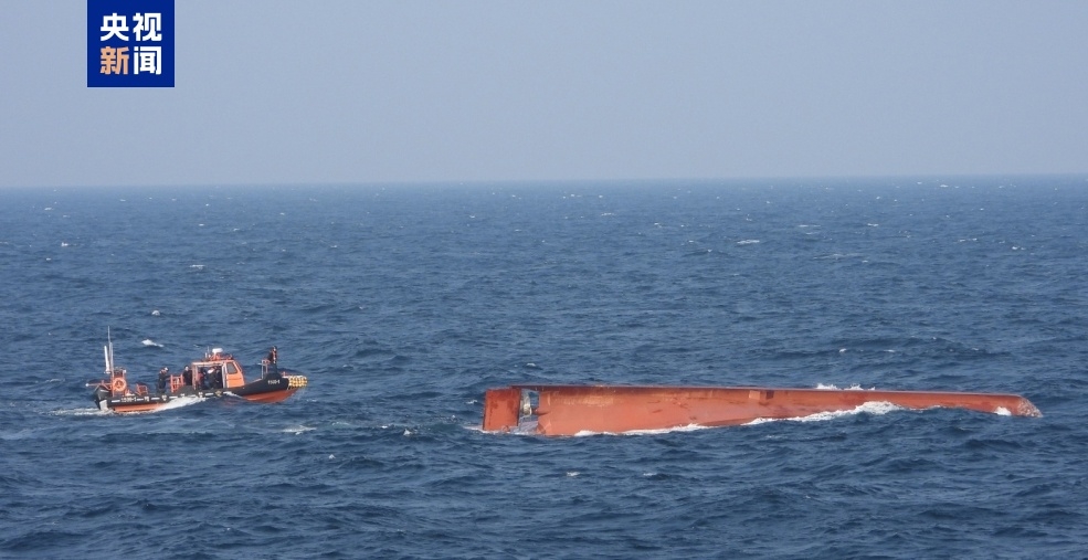 Hình ảnh hiện trường vụ lật tàu cá ngày 9/11 trên CCTV.