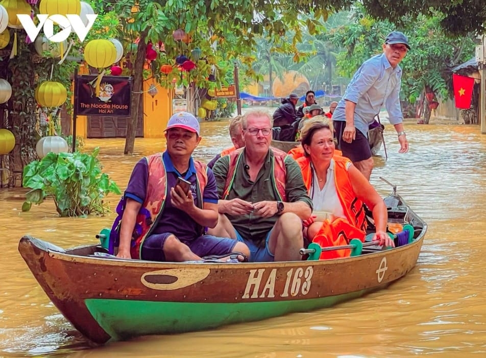 floodwaters again submerge hoi an - the iconic tourist destination picture 11