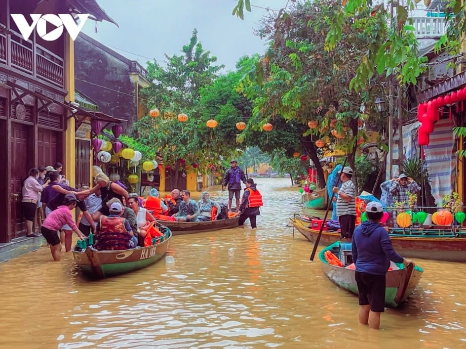 floodwaters again submerge hoi an - the iconic tourist destination picture 12
