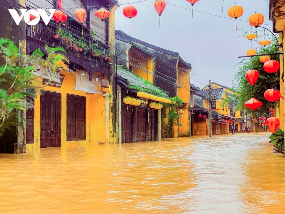 floodwaters again submerge hoi an - the iconic tourist destination picture 13