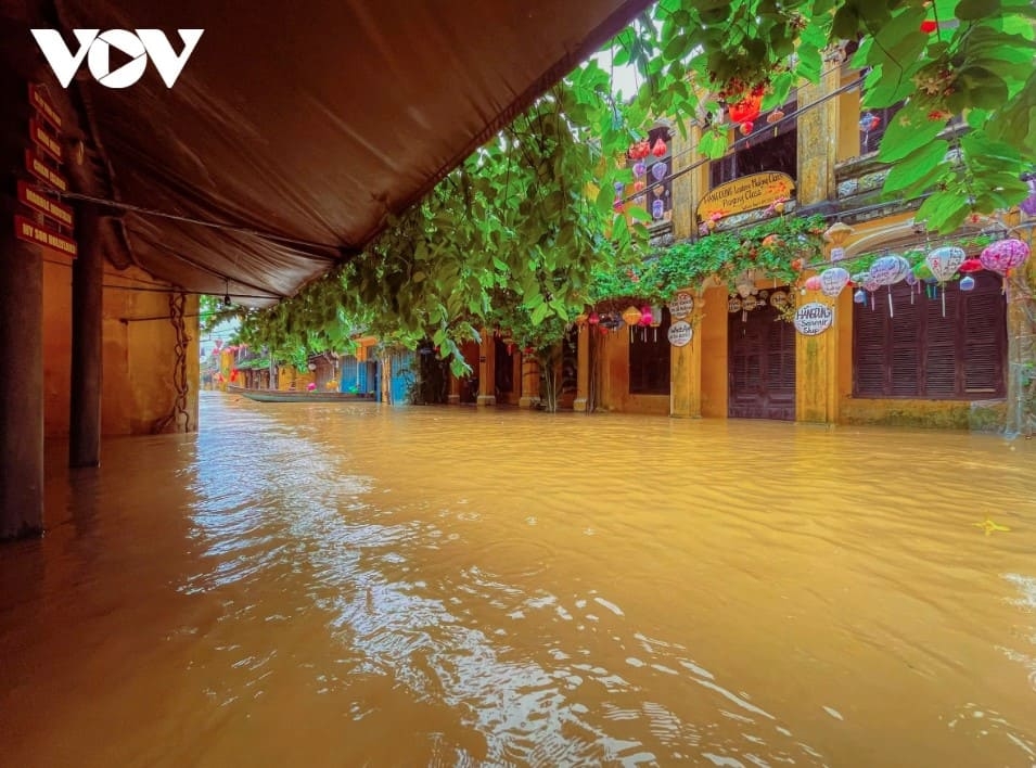 floodwaters again submerge hoi an - the iconic tourist destination picture 14