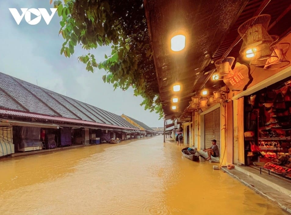 floodwaters again submerge hoi an - the iconic tourist destination picture 3