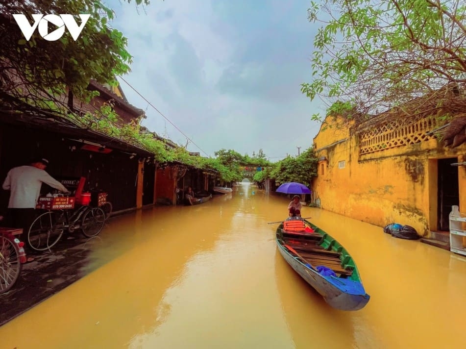 floodwaters again submerge hoi an - the iconic tourist destination picture 4