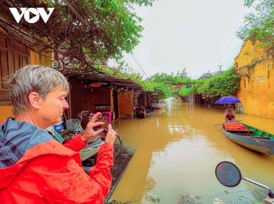 floodwaters again submerge hoi an - the iconic tourist destination picture 7