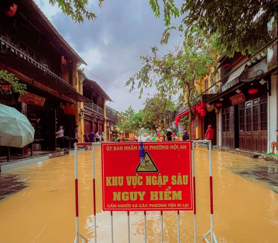 floodwaters again submerge hoi an - the iconic tourist destination picture 8