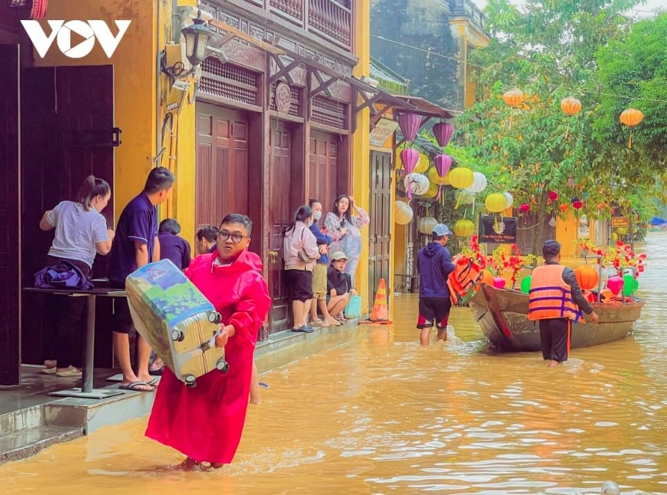 floodwaters again submerge hoi an - the iconic tourist destination picture 9