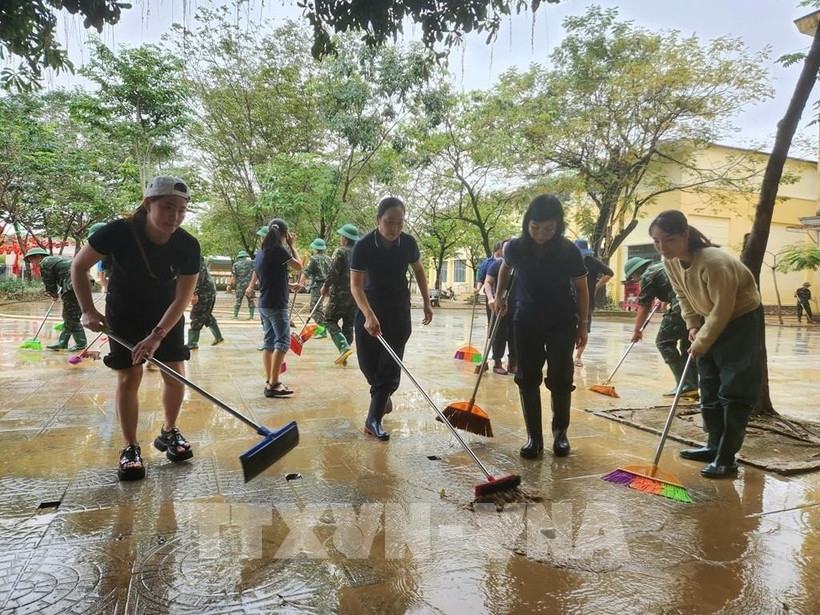 hue receives over vnd329 bln in support for post-flood recovery picture 1