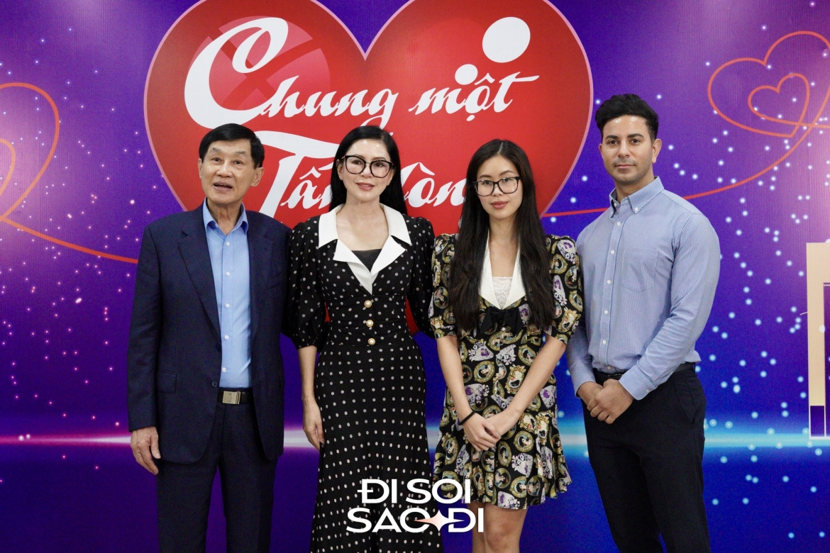 sao viet 29 11 hoa hau huong giang tinh tu ben ban trai hinh anh 5