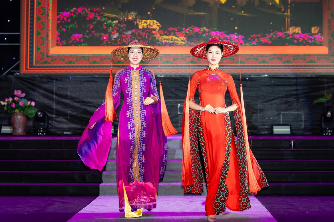 Ao dai huong sac viet nam ve dep di san duoc danh thuc qua tung nep lua hinh anh 1