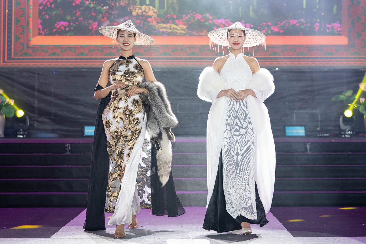 Ao dai huong sac viet nam ve dep di san duoc danh thuc qua tung nep lua hinh anh 3