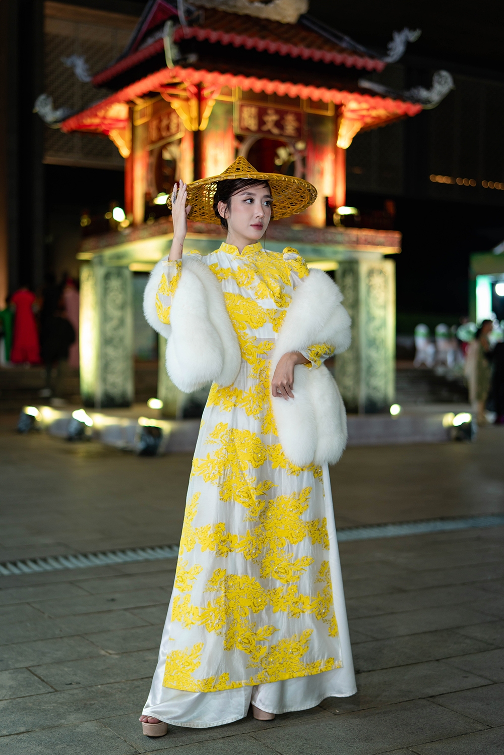 Ao dai huong sac viet nam ve dep di san duoc danh thuc qua tung nep lua hinh anh 7