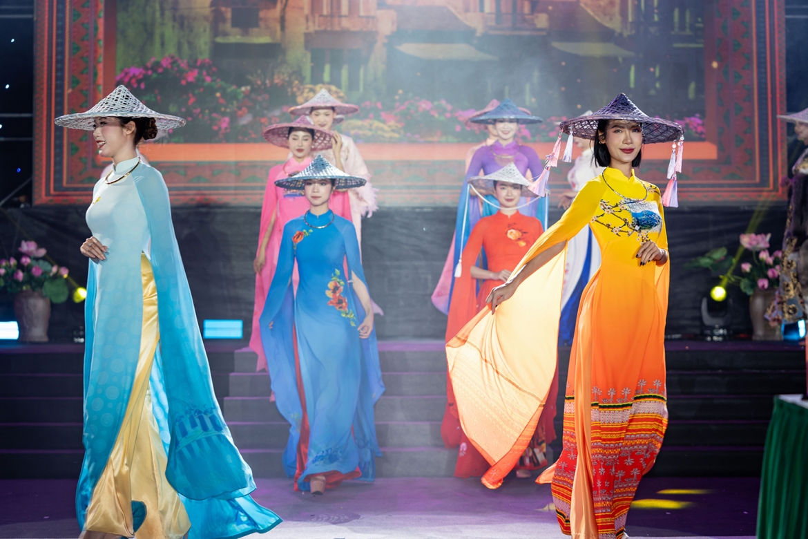 Ao dai huong sac viet nam ve dep di san duoc danh thuc qua tung nep lua hinh anh 2