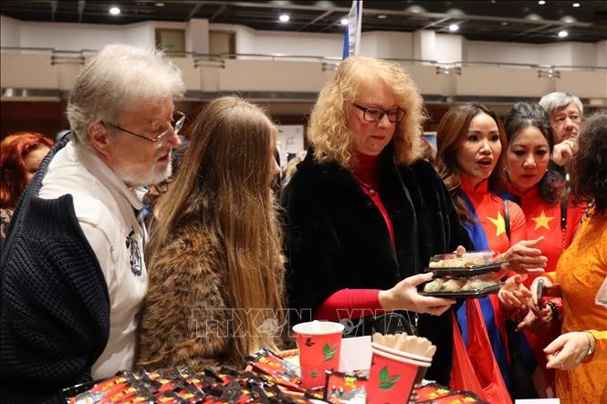 vietnam leaves deep impression at the 2025 international charity bazaar picture 1