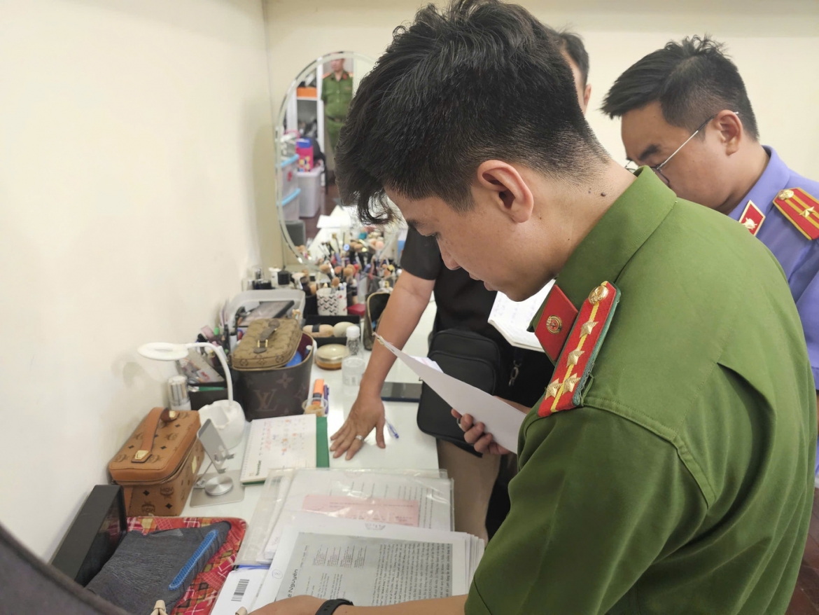canh sat kham xet biet thu cua dien vien truong ngoc Anh hinh anh 3