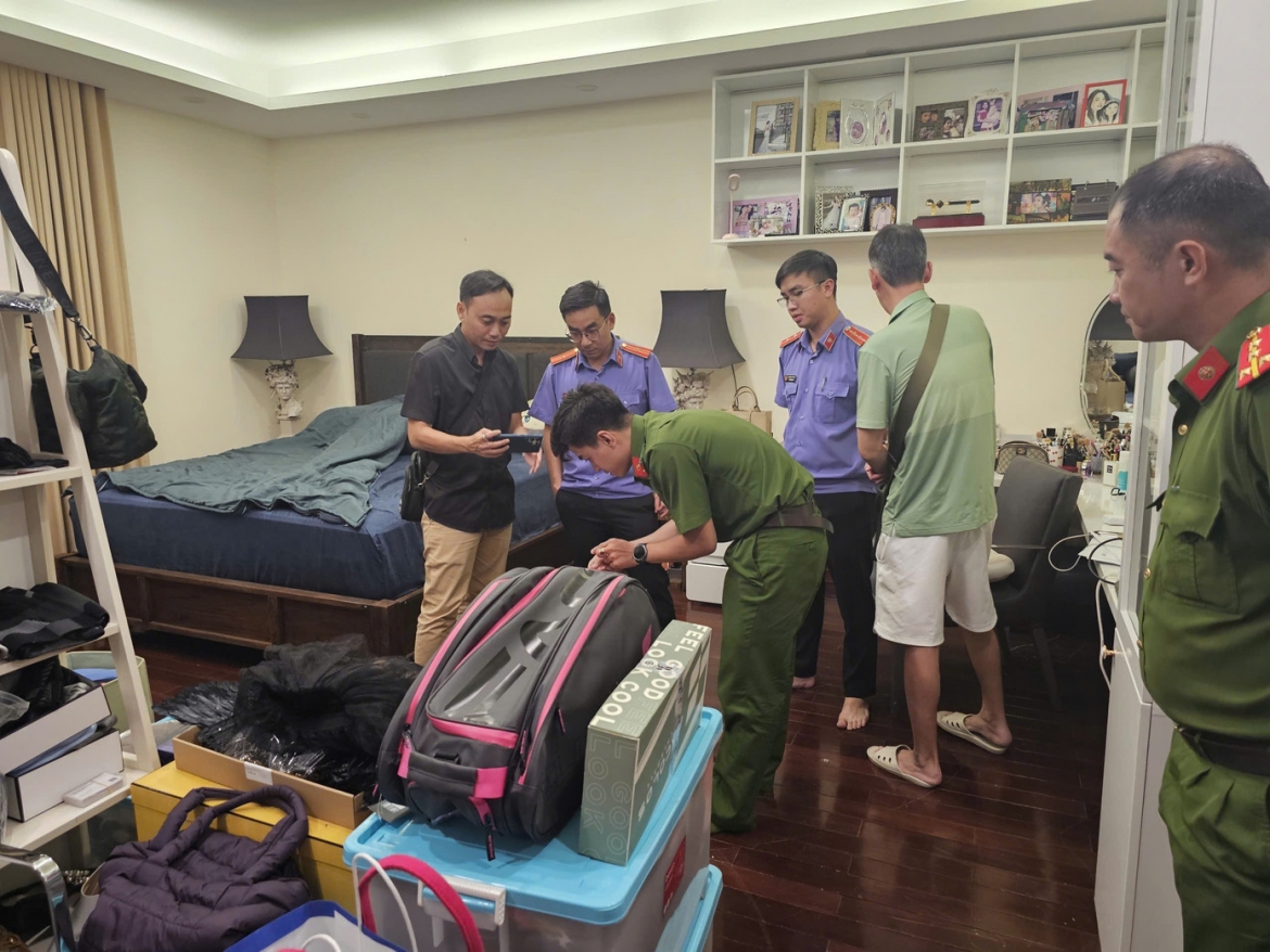 canh sat kham xet biet thu cua dien vien truong ngoc Anh hinh anh 8