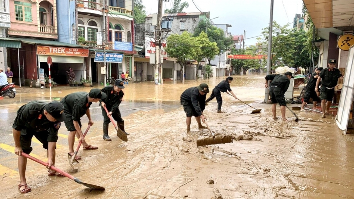 Chuyên gia hướng dẫn khử khuẩn môi trường sau bão lũ