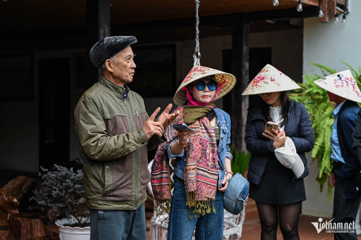 vo chong u80 bien nha san gan 100 tuoi thanh homestay, don khach nhu con chau hinh anh 1
