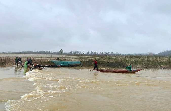 Lật thuyền đánh cá ở Nghệ An, vợ được cứu sống, chồng mất tích