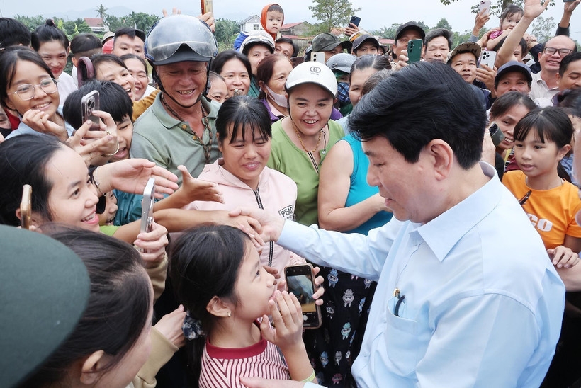 state president visits, encourages flood victims in da nang city s go noi commune picture 1