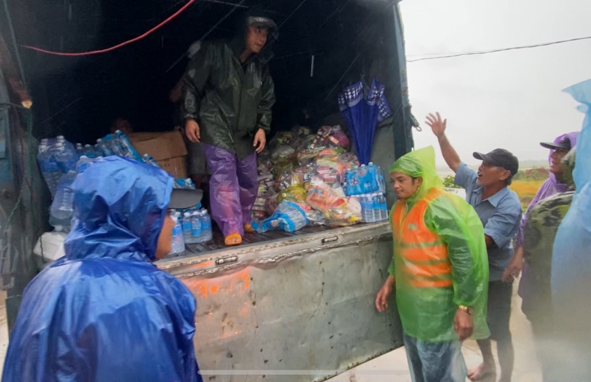 Tình người giữa mênh mông biển nước lũ ở Đắk Lắk