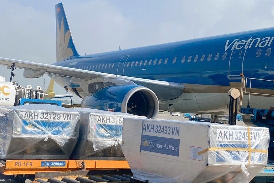 Vietnam Airlines ủng hộ 5,5 tỷ, vận chuyển miễn phí hàng cứu trợ tới miền Trung