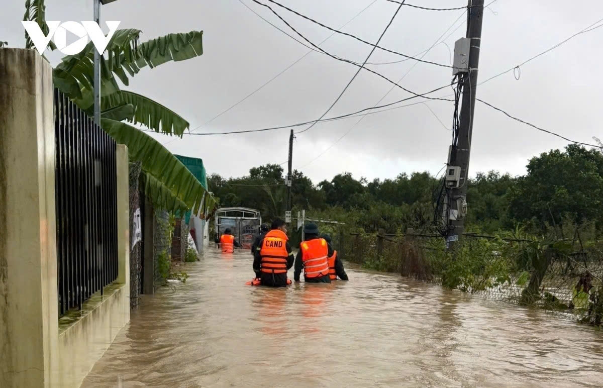 historic flooding thousands evacuated overnight as rivers surge beyond record levels picture 3