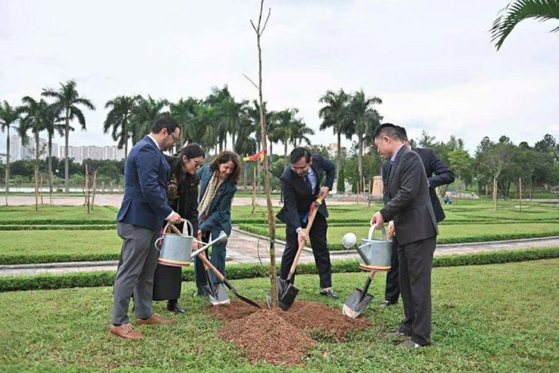 colombia presents 25 monkeypod trees to hanoi picture 1