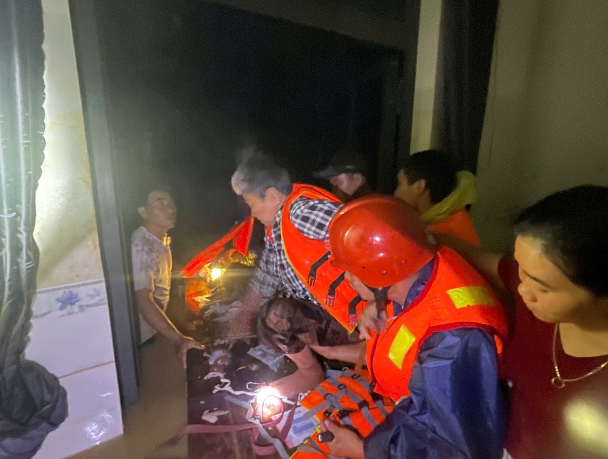 Người dân vùng lũ Khánh Hòa: "Đu lên xà nhà, tôi cứ nghĩ mình chết rồi"