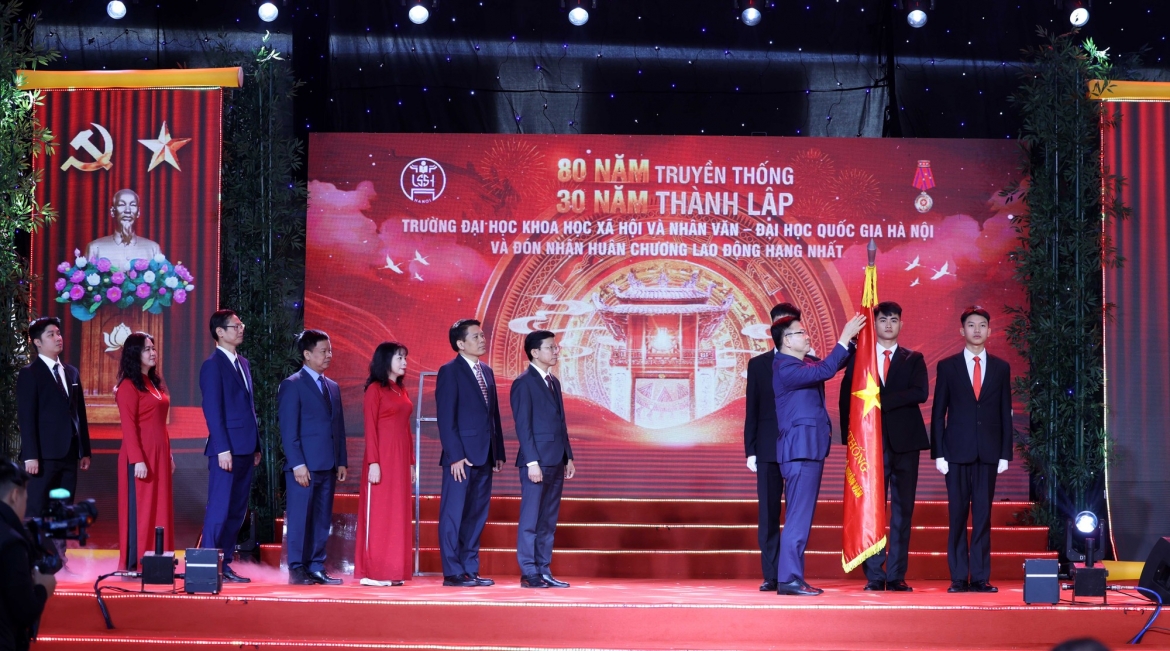 truong Dhkhxh nv ha noi don nhan huan chuong lao dong hang nhat hinh anh 4