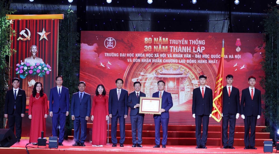 truong Dhkhxh nv ha noi don nhan huan chuong lao dong hang nhat hinh anh 5