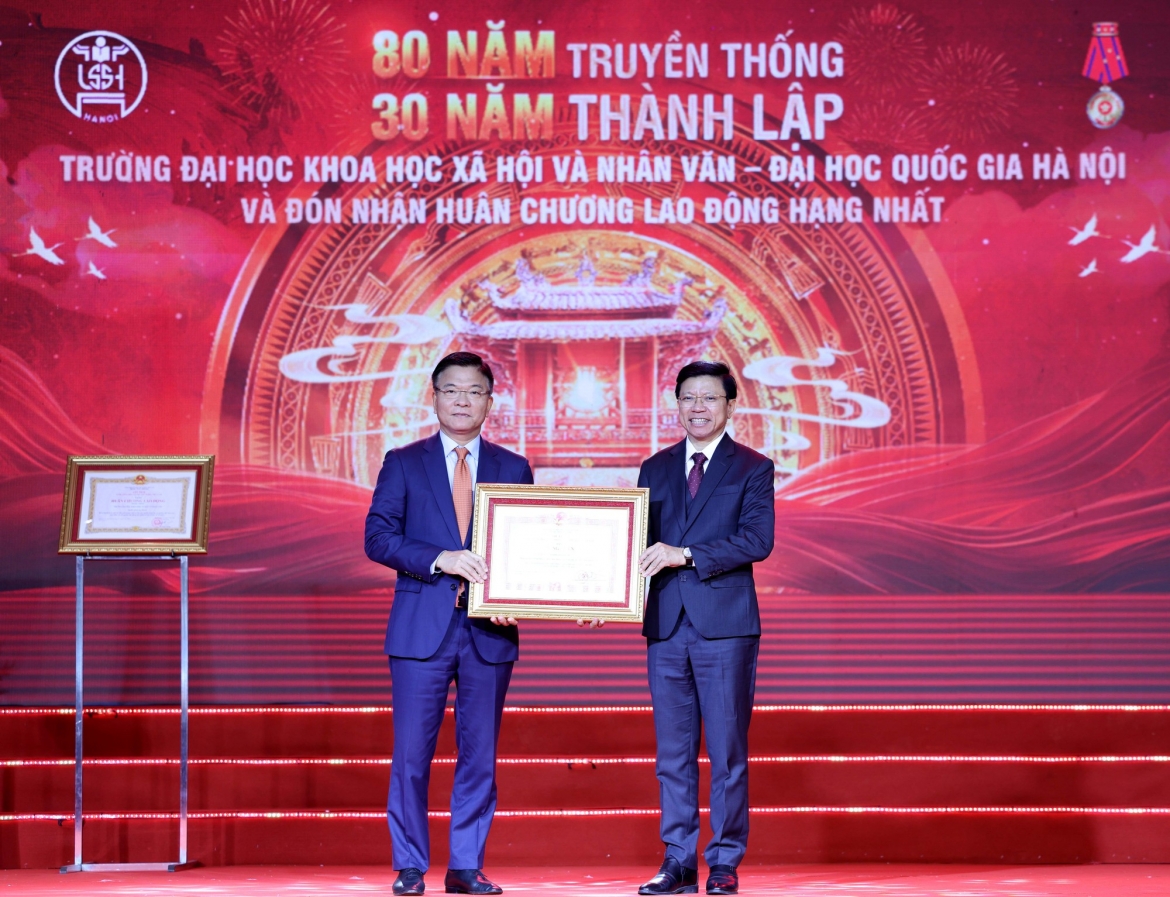 truong Dhkhxh nv ha noi don nhan huan chuong lao dong hang nhat hinh anh 6