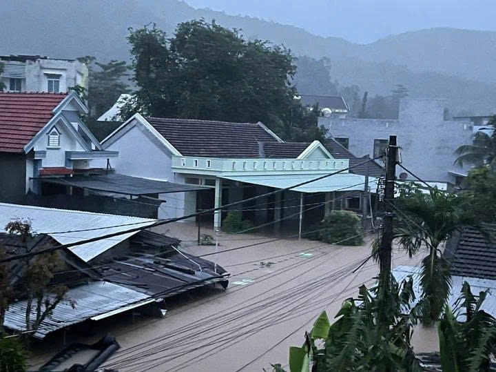 hang tram nha dan o Dak lak ngap sau qua noc, nguoi dan bi co lap keu cuu hinh anh 3
