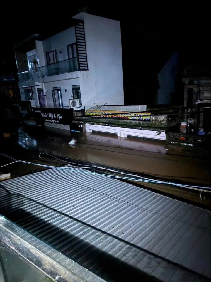 hang tram nha dan o Dak lak ngap sau qua noc, nguoi dan bi co lap keu cuu hinh anh 4